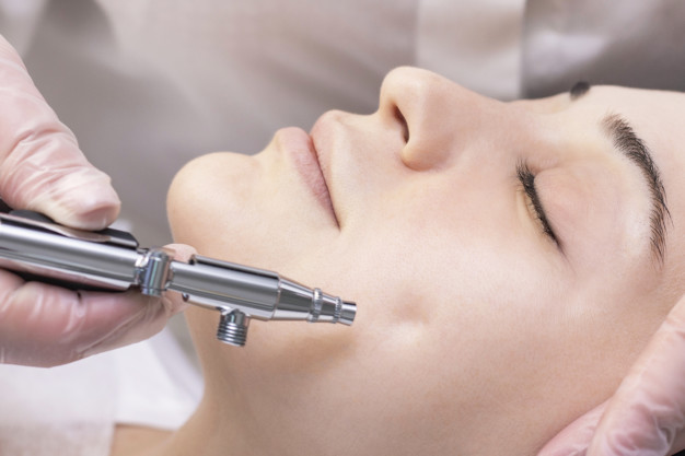 Oxygen mesotherapy. Aquapilling. Cosmetic peeling procedure. Non-injection mesotherapy for a young girl in a beauty salon. Oxygen mesotherapy. Aquapilling. Cosmetic peeling procedure. Non-injection mesotherapy for a young girl in a beauty salon.